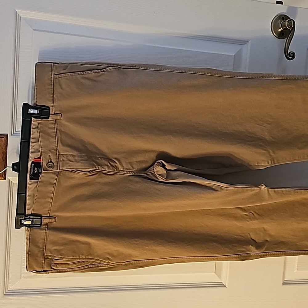 Men's Dockers Athletic khaki pants, 40x36